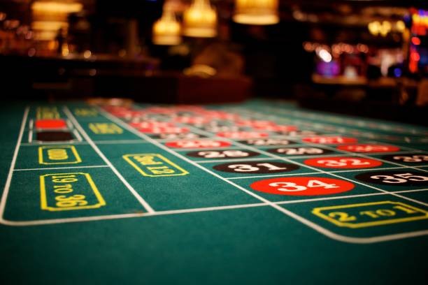 Live dealer at mino77 French Roulette table showing betting layout and spinning wheel