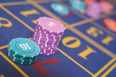 Mobile phone screen showing mino77 app interface with betting board and live roulette table layout