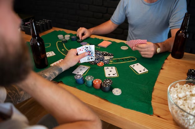 Live dealer at a blackjack table in mino77 studio